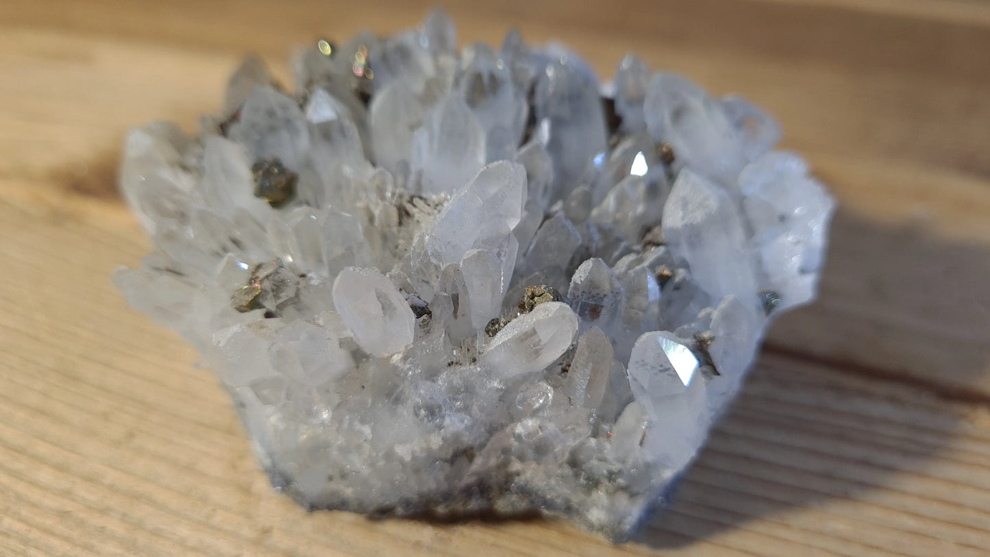 Amas de cristaux quartz et pyrite, 380g, 9x7.5cm Cristal Roche