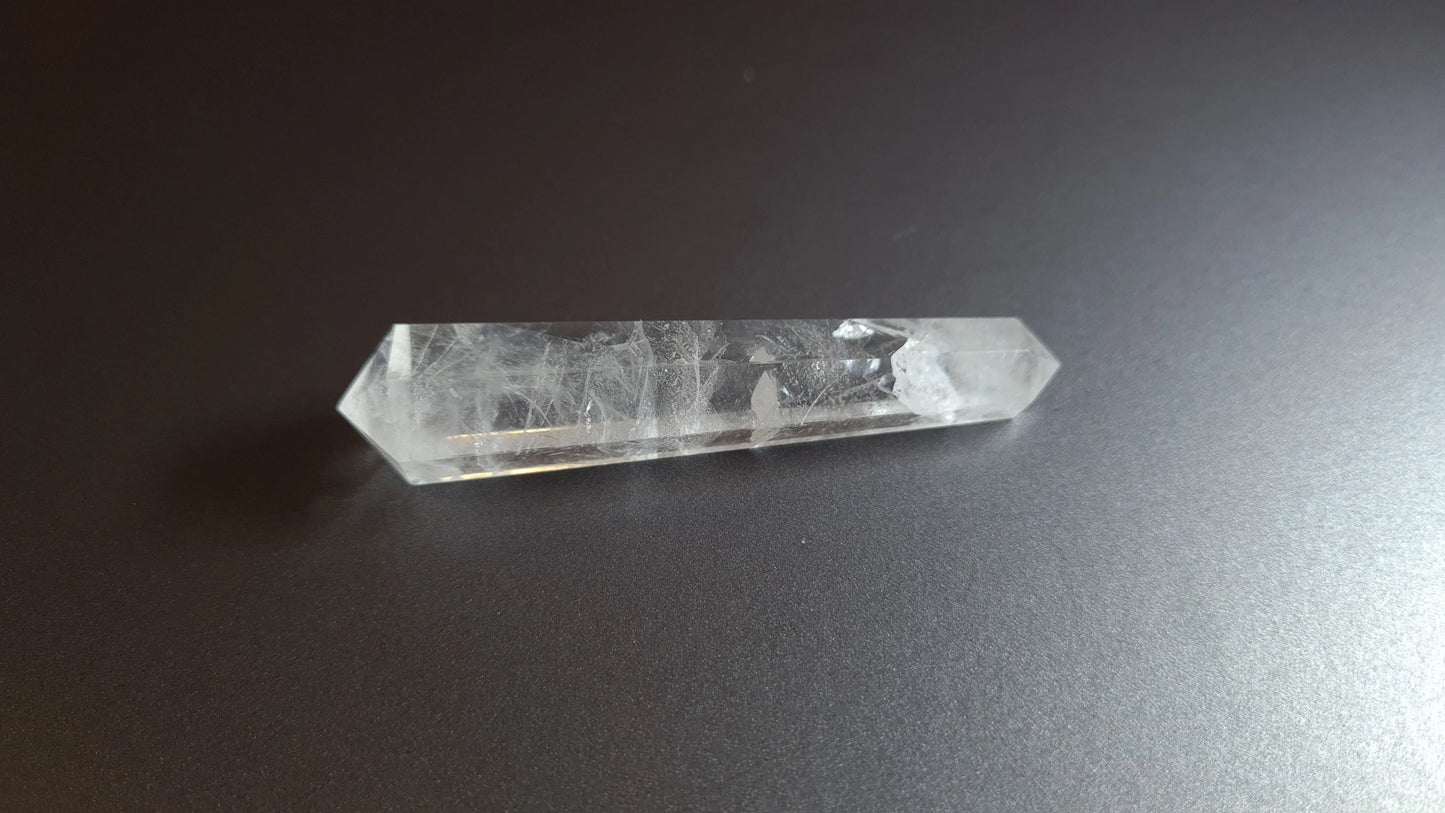 Cristal de quartz - 6 facettes - 7.7 x 1.7 cm - 24.6 g Ma boutique