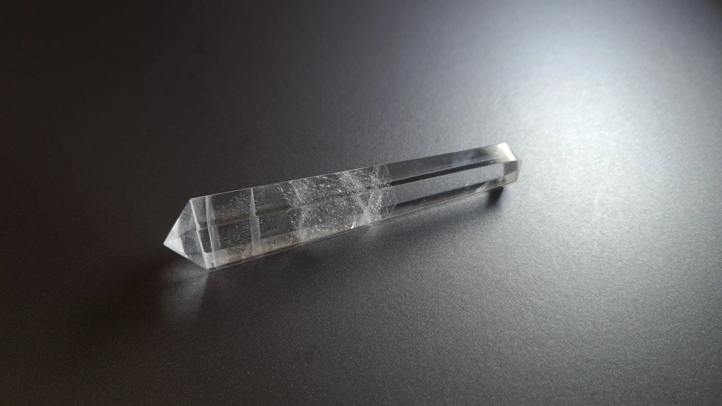 Cristal de quartz - 6 facettes - 8.4 x 1.7 cm - 27.8 g Ma boutique