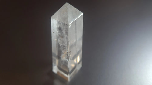 Tour de cristal de quartz 4 faces 8.2cm Cristal Roche