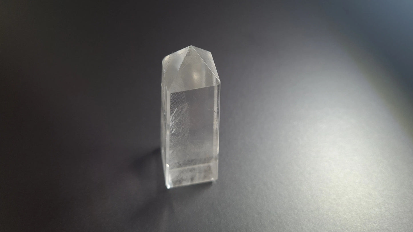 Tour de cristal de quartz 4 faces 6.2cm Cristal Roche