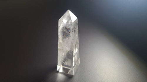 Tour de cristal de quartz 4 faces 7.9cm Cristal Roche