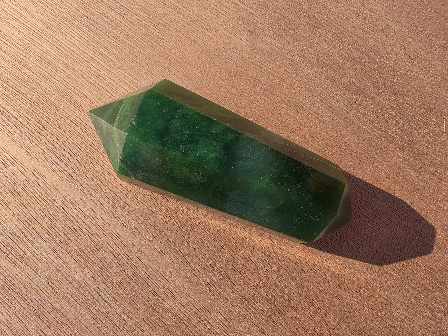 Vogel en jade néphrite du Canada Cristal Roche