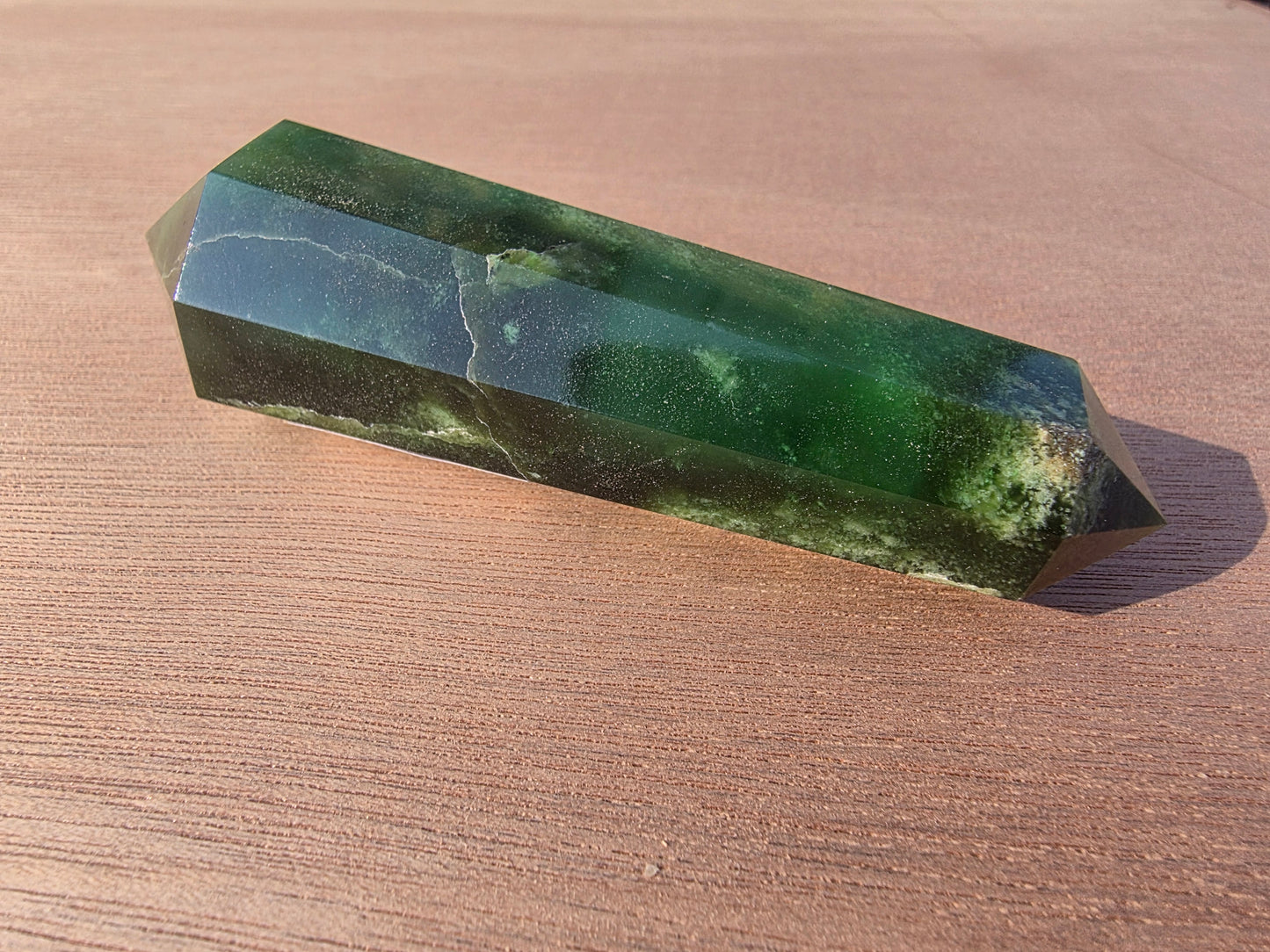 Vogel en jade néphrite du Canada Cristal Roche
