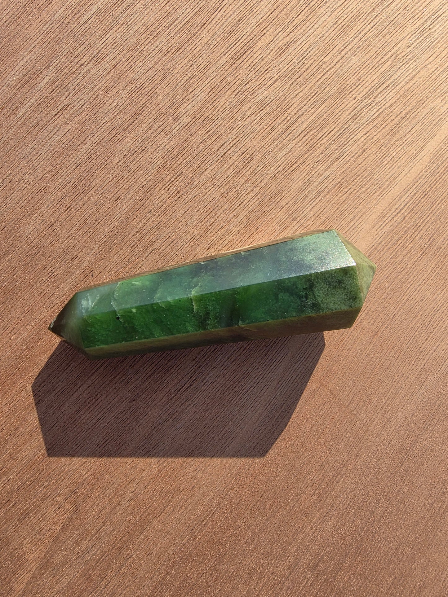 Vogel en jade néphrite du Canada Cristal Roche