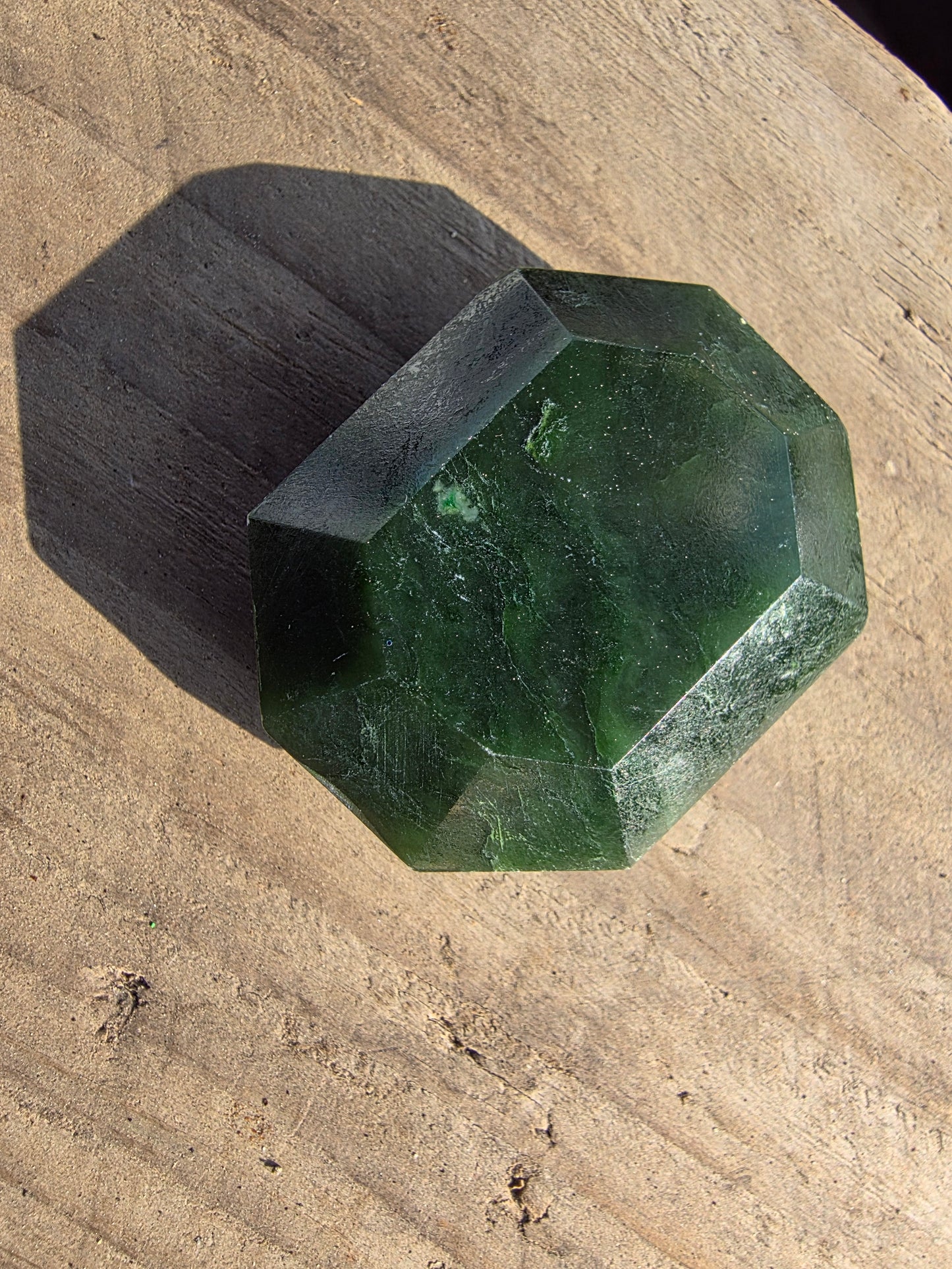 Pierre facetée en jade néphrite du Canada Cristal Roche