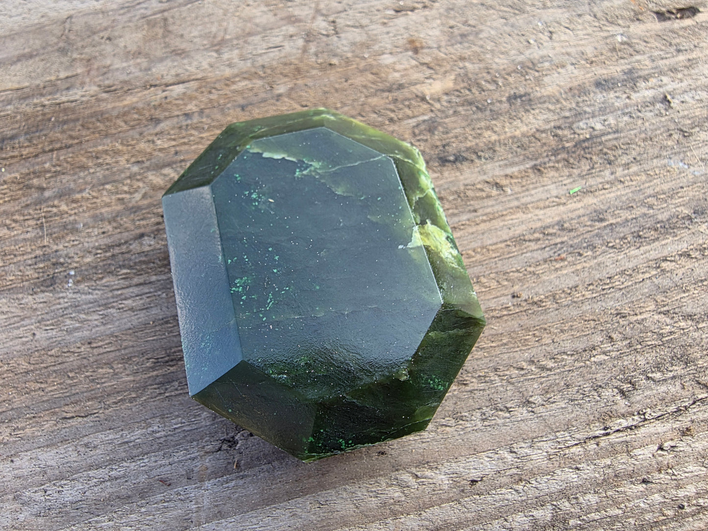 Pierre facetée en jade néphrite du Canada Cristal Roche