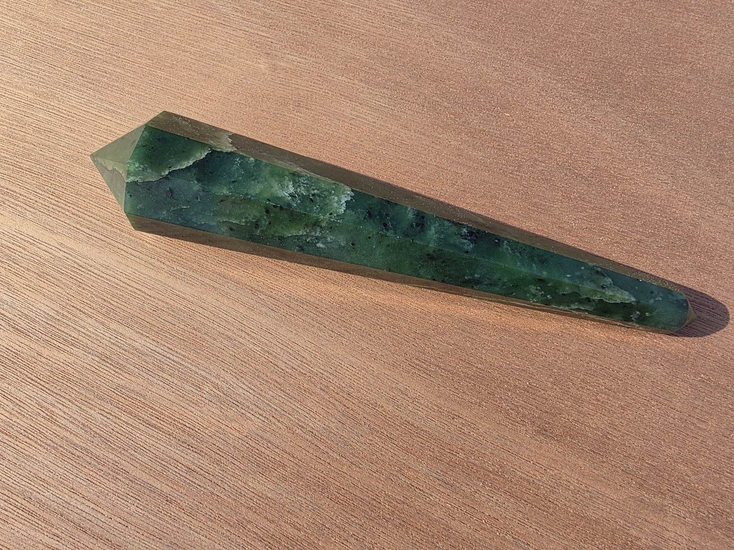 Vogel en jade néphrite du Canada Cristal Roche