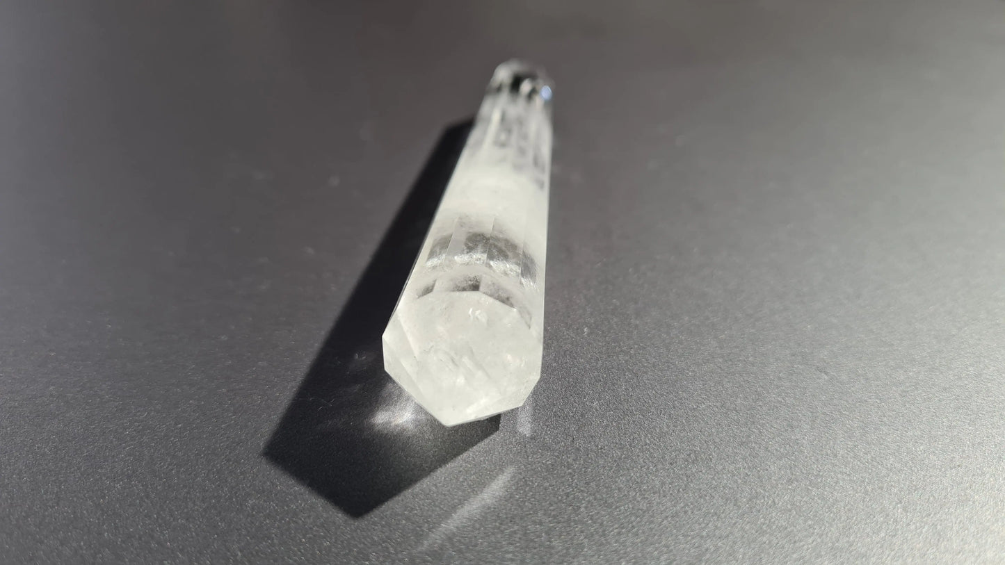 Cristal de quartz - 12 facettes - 11.7 x 1.8 cm - 53g - inclusions minérales Ma boutique