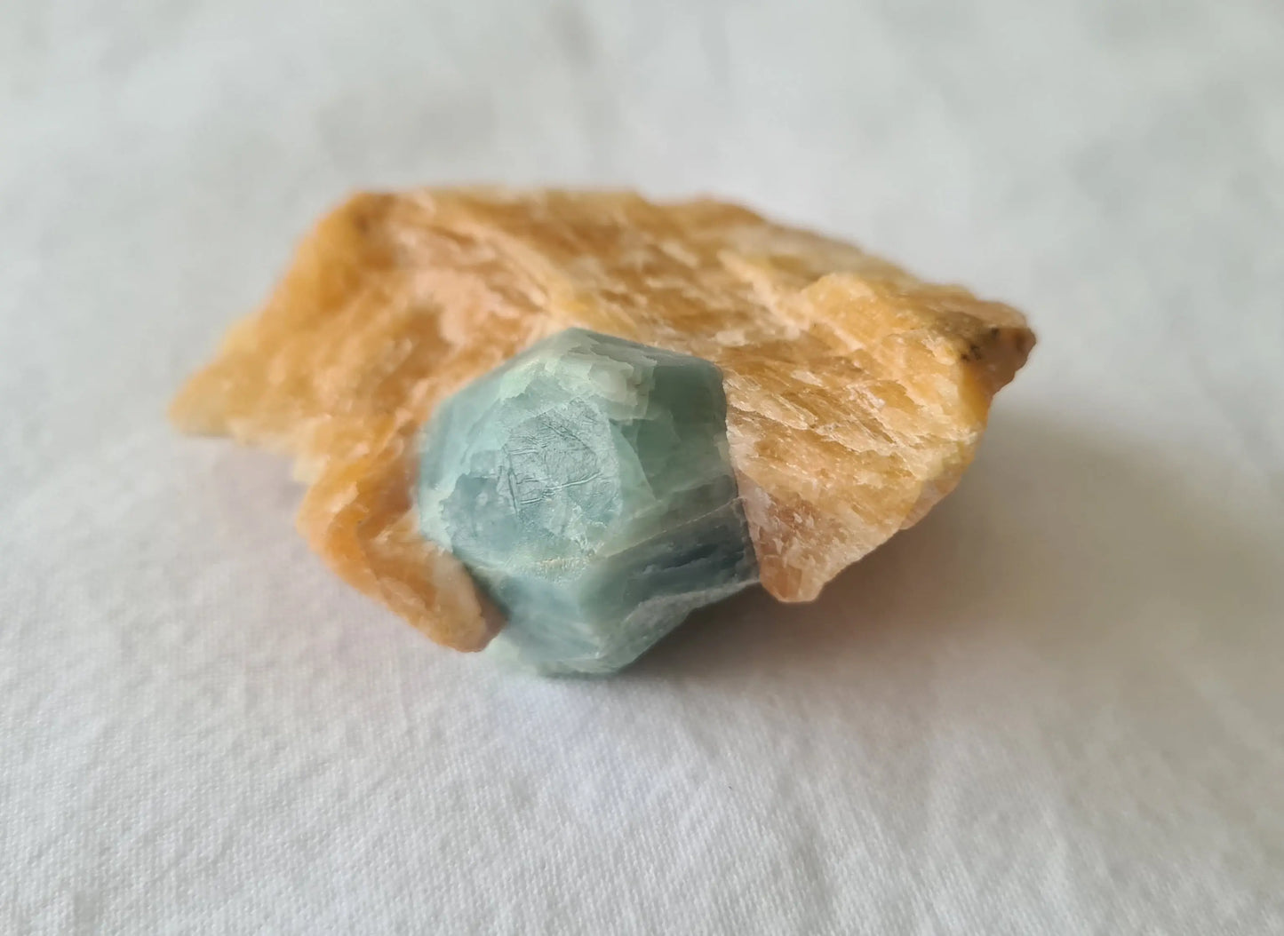 Cristal d'apatite bleue et calcite Cristal Roche