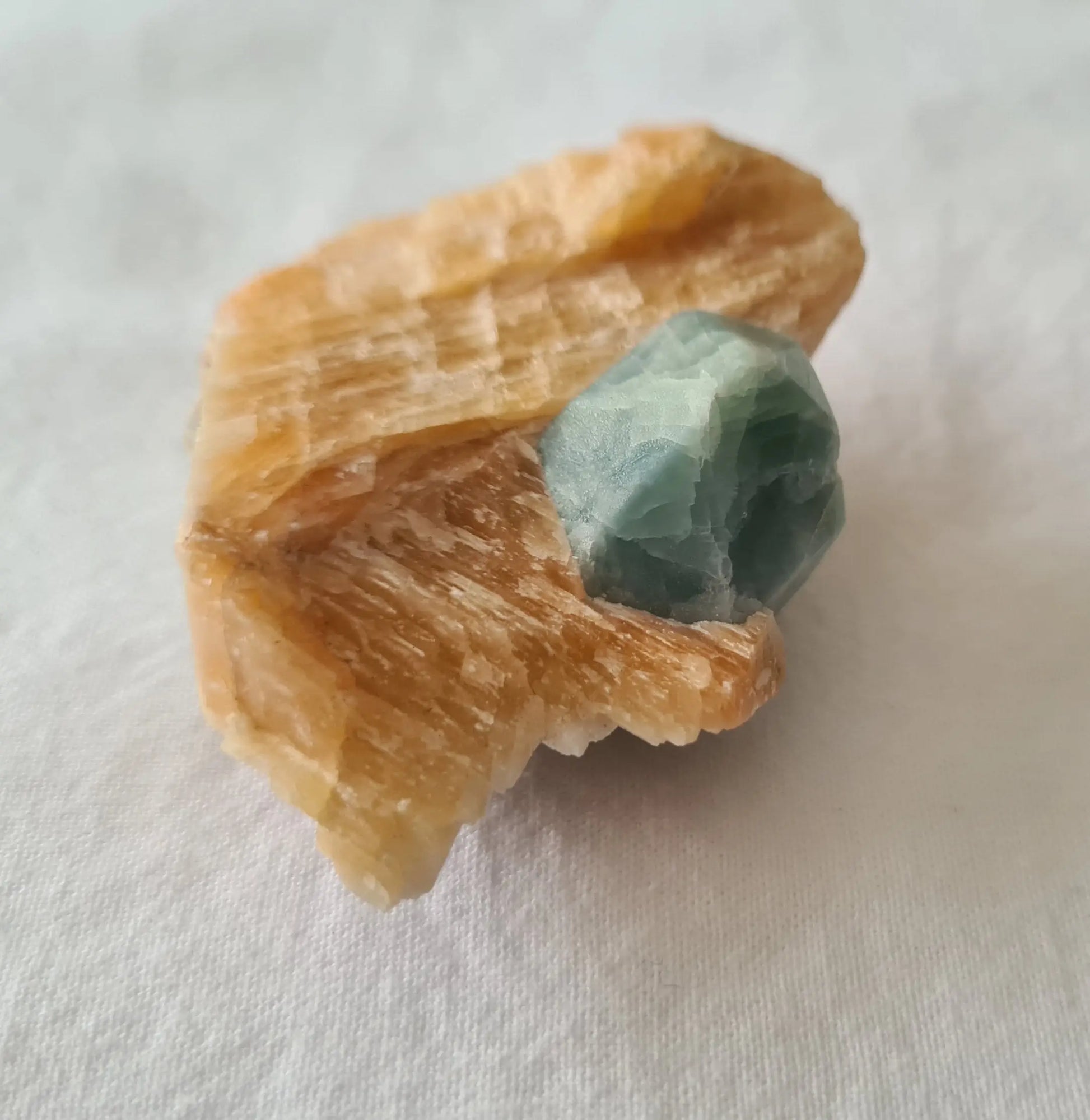 Cristal d'apatite bleue et calcite Cristal Roche