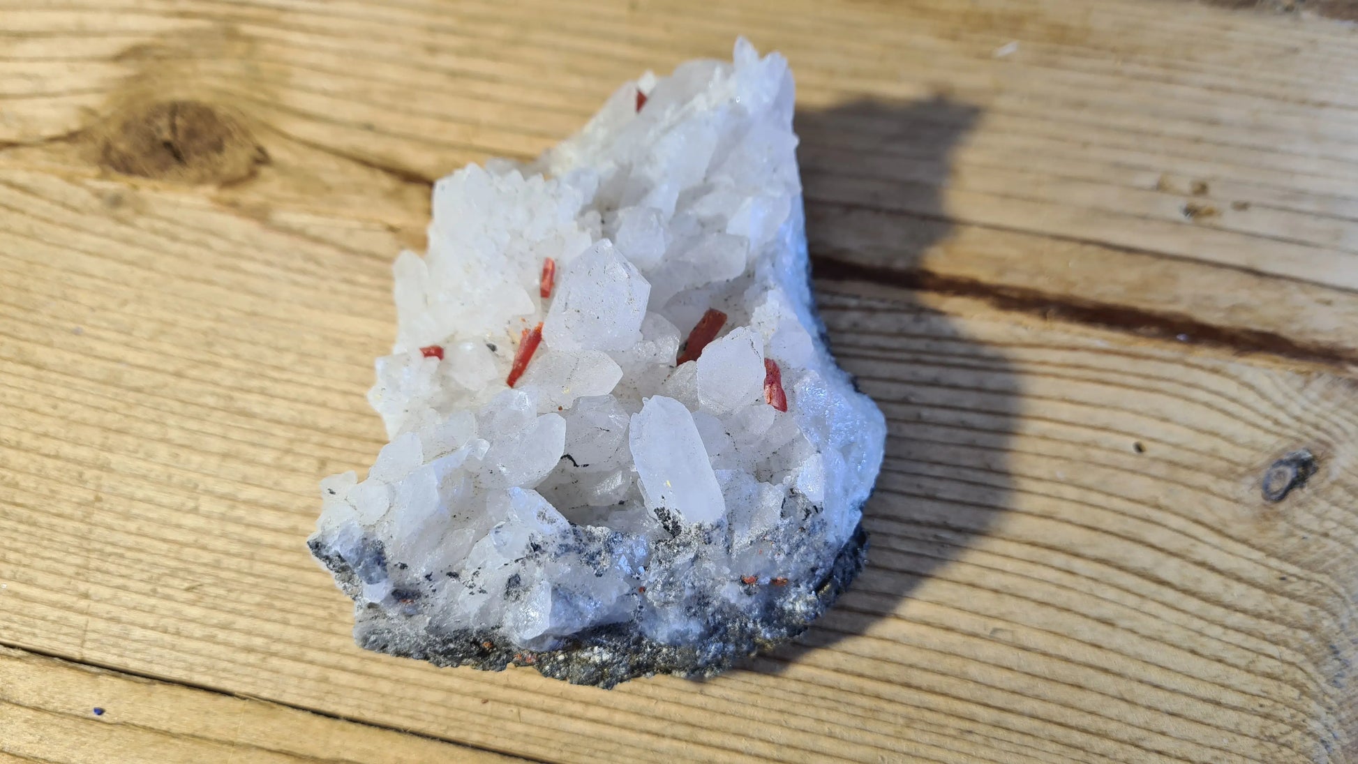Amas de cristaux quartz, réalgar, 346g, 10x7.5cm Cristal Roche