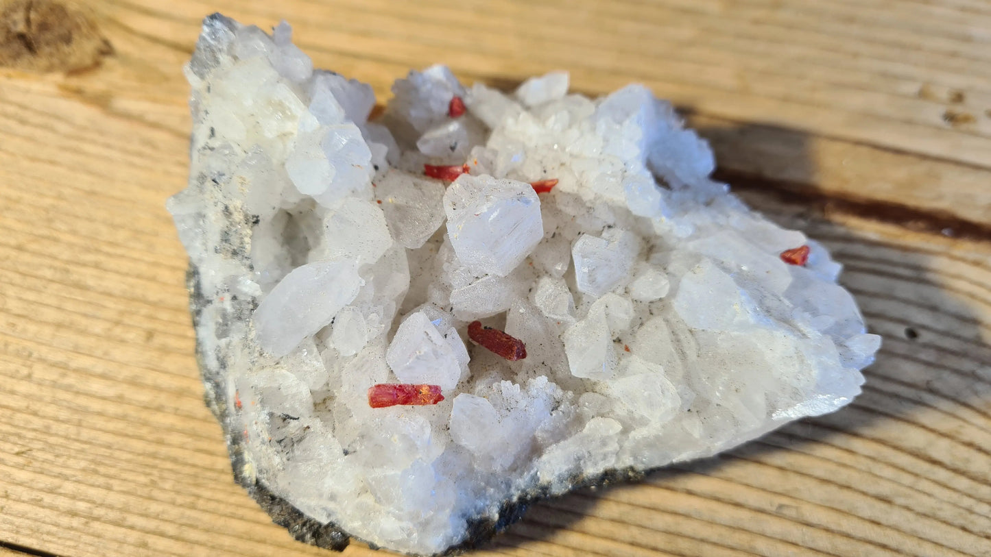 Amas de cristaux quartz, réalgar, 346g, 10x7.5cm Cristal Roche