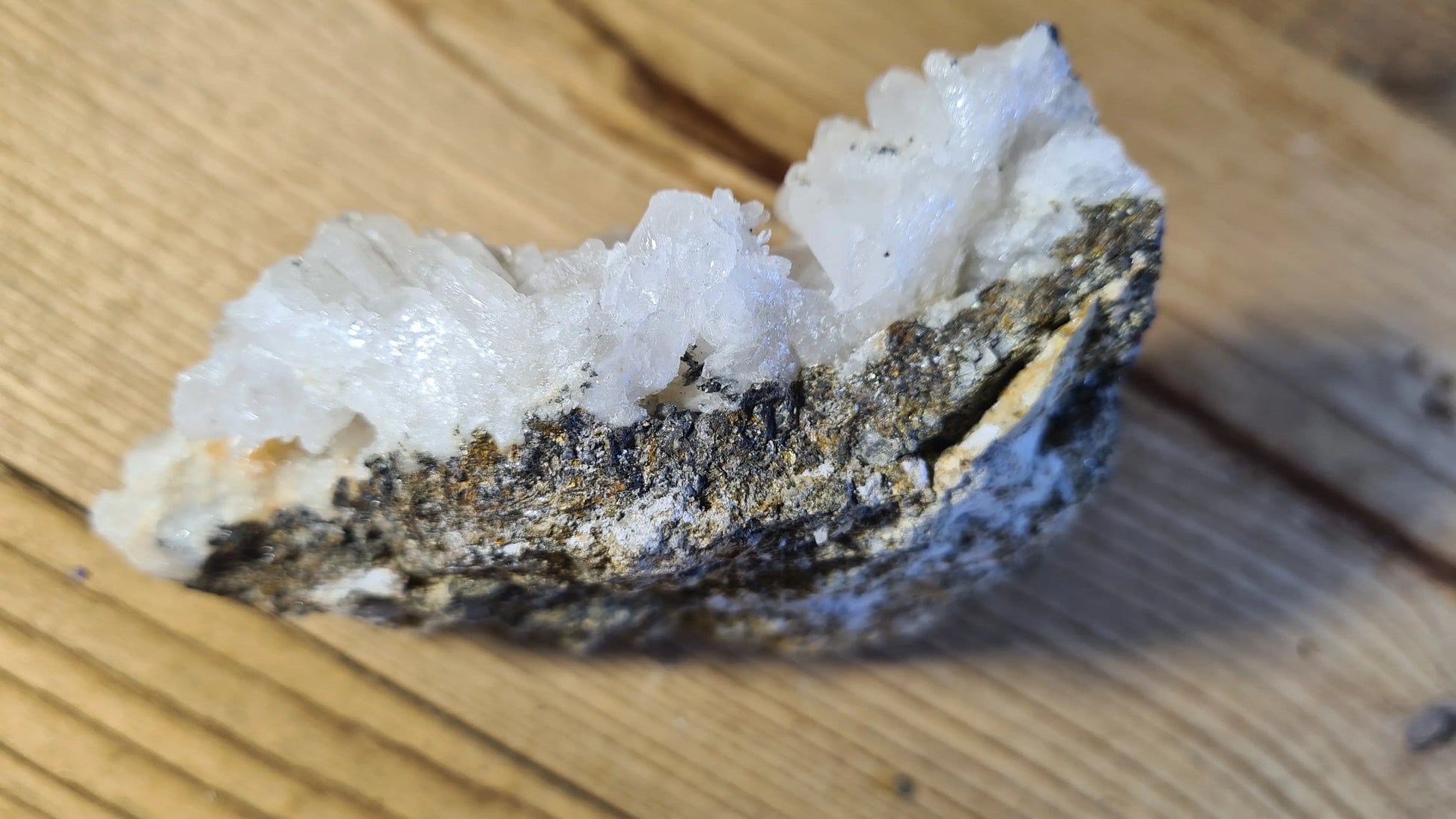 Amas de cristaux quartz, réalgar, 346g, 10x7.5cm Cristal Roche