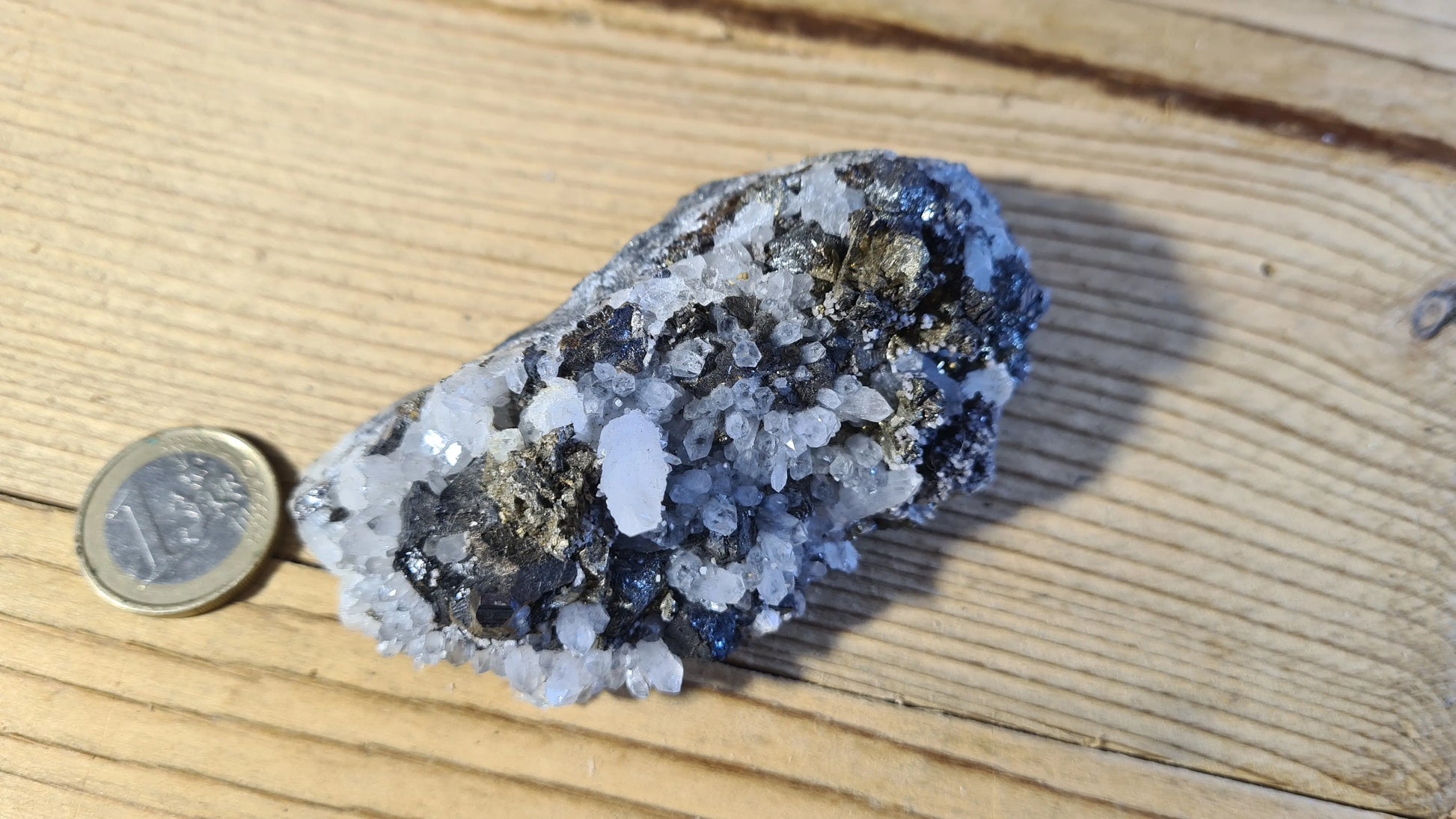 Amas de cristaux quartz et pyrite, 183g, 9x4.5cm Cristal Roche