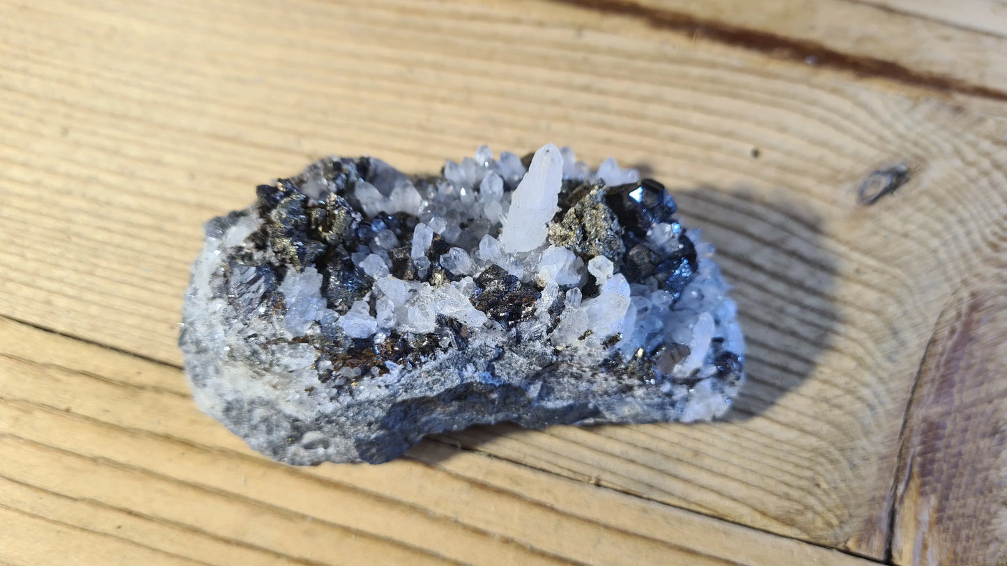 Amas de cristaux quartz et pyrite, 183g, 9x4.5cm Cristal Roche