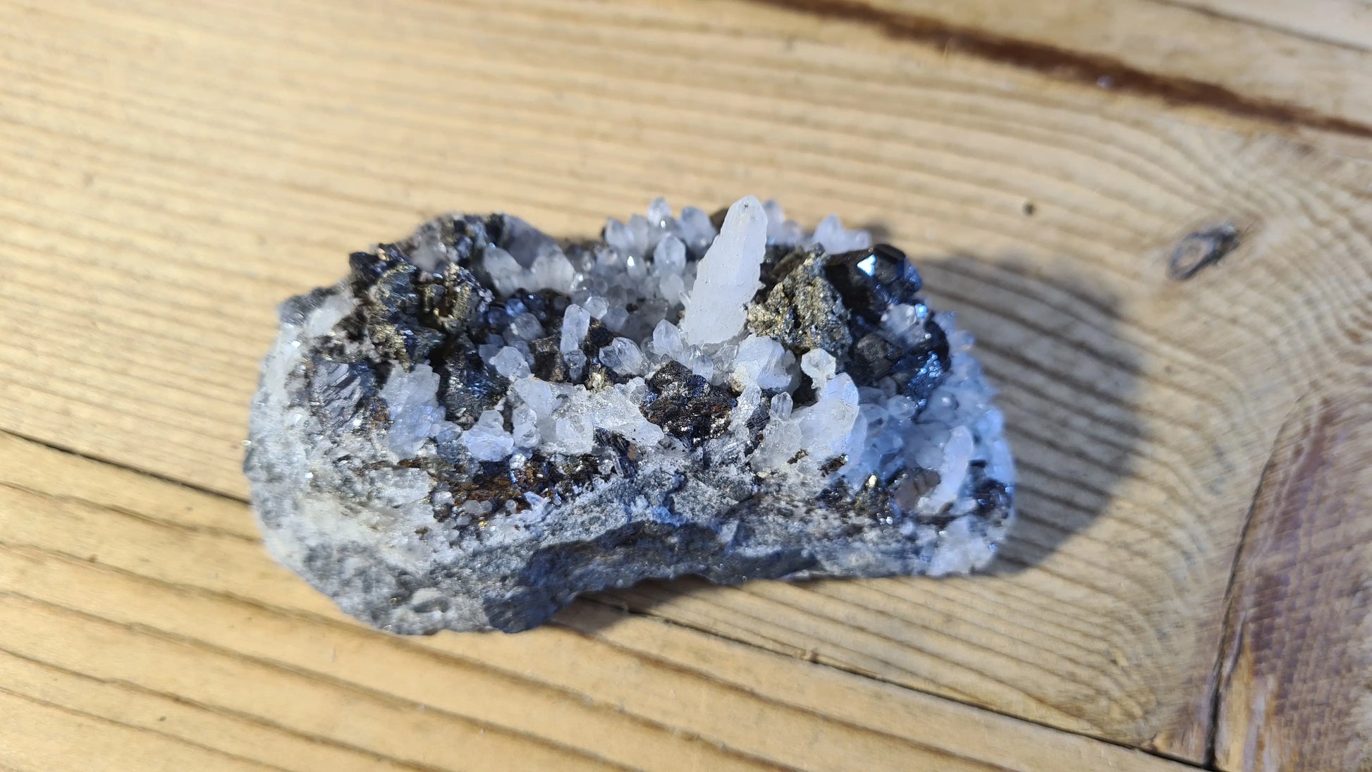 Amas de cristaux quartz et pyrite, 183g, 9x4.5cm Cristal Roche