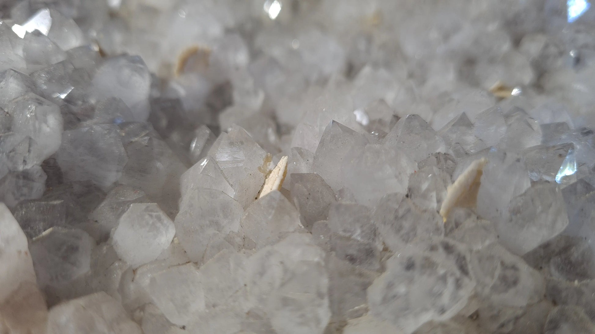 Amas de cristaux quartz fantômes, améthyste et calcite, 2784g, 25x19cm Cristal Roche