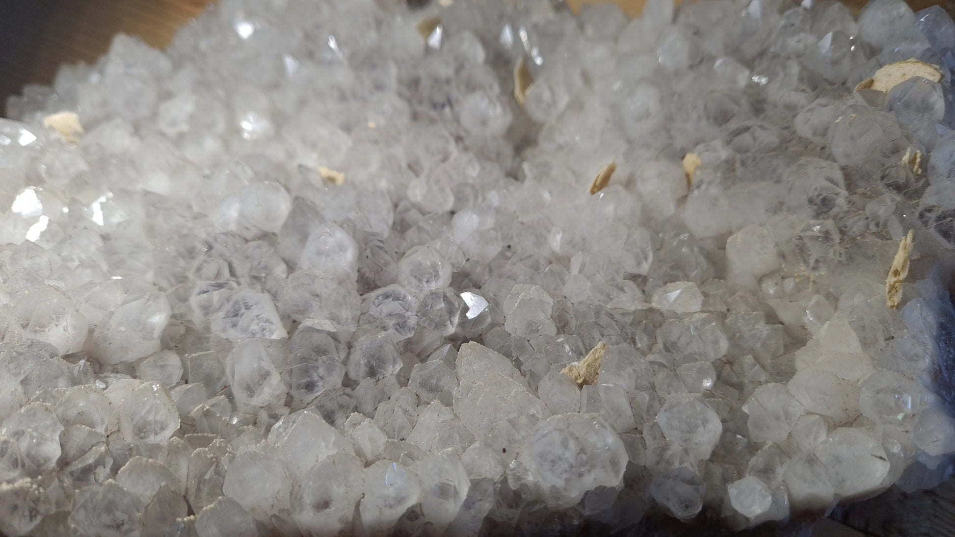Amas de cristaux quartz fantômes, améthyste et calcite, 2784g, 25x19cm Cristal Roche
