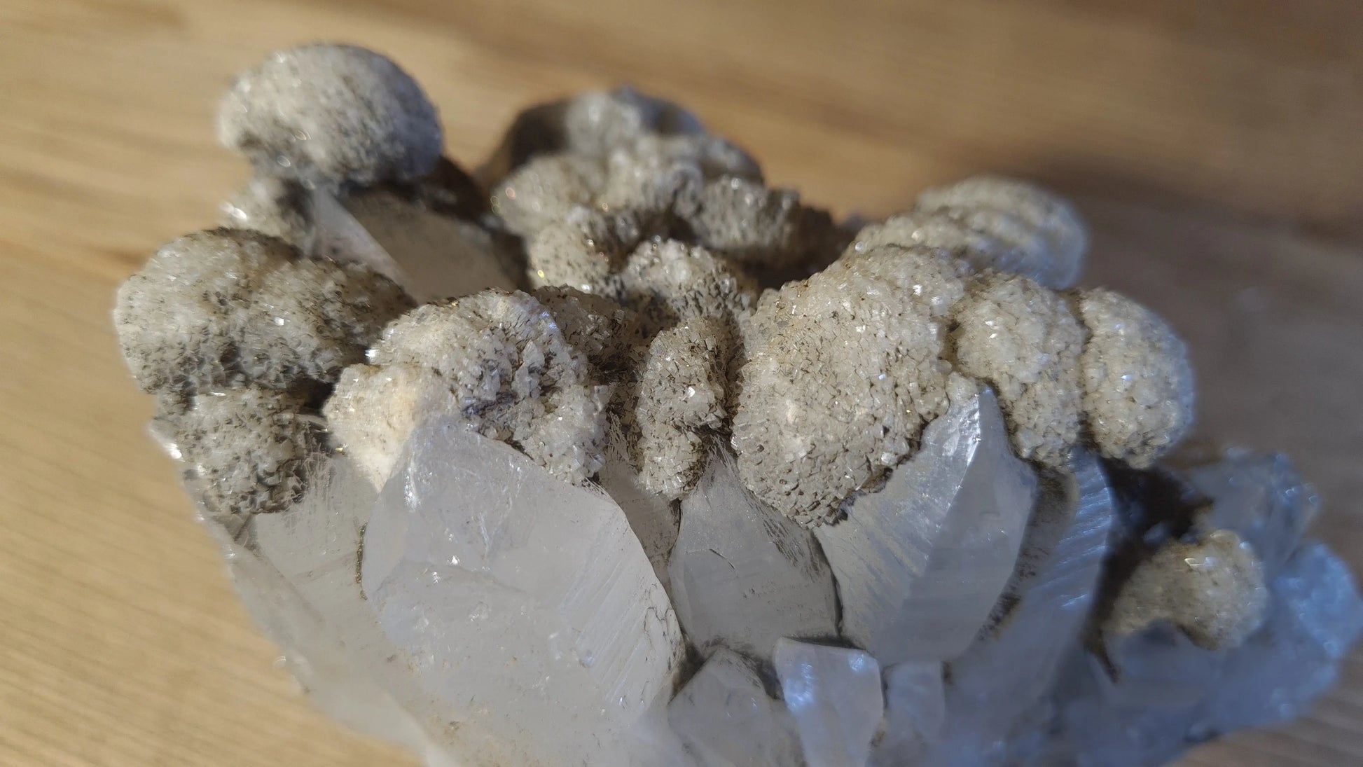 Amas de cristaux quartz, de calcite et de marcassite, 602g, 12x9cm Cristal Roche