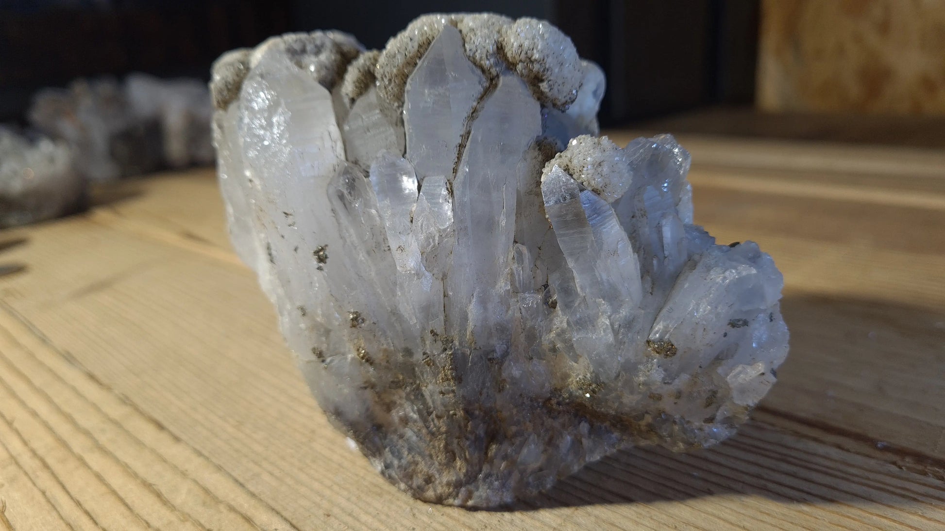 Amas de cristaux quartz, de calcite et de marcassite, 602g, 12x9cm Cristal Roche