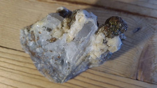 Amas de cristaux quartz, de calcite et de marcassite, 602g, 12x9cm Cristal Roche