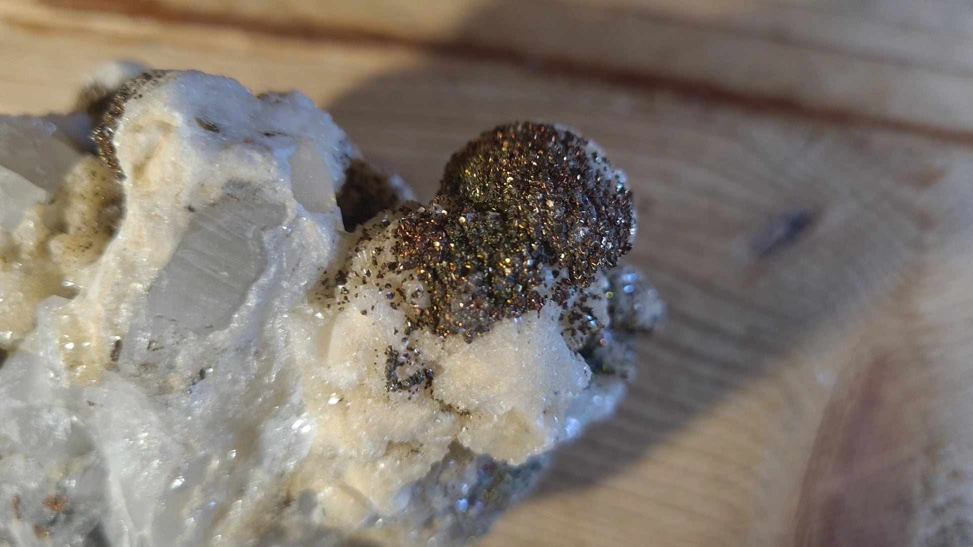 Amas de cristaux quartz, de calcite et de marcassite, 602g, 12x9cm Cristal Roche