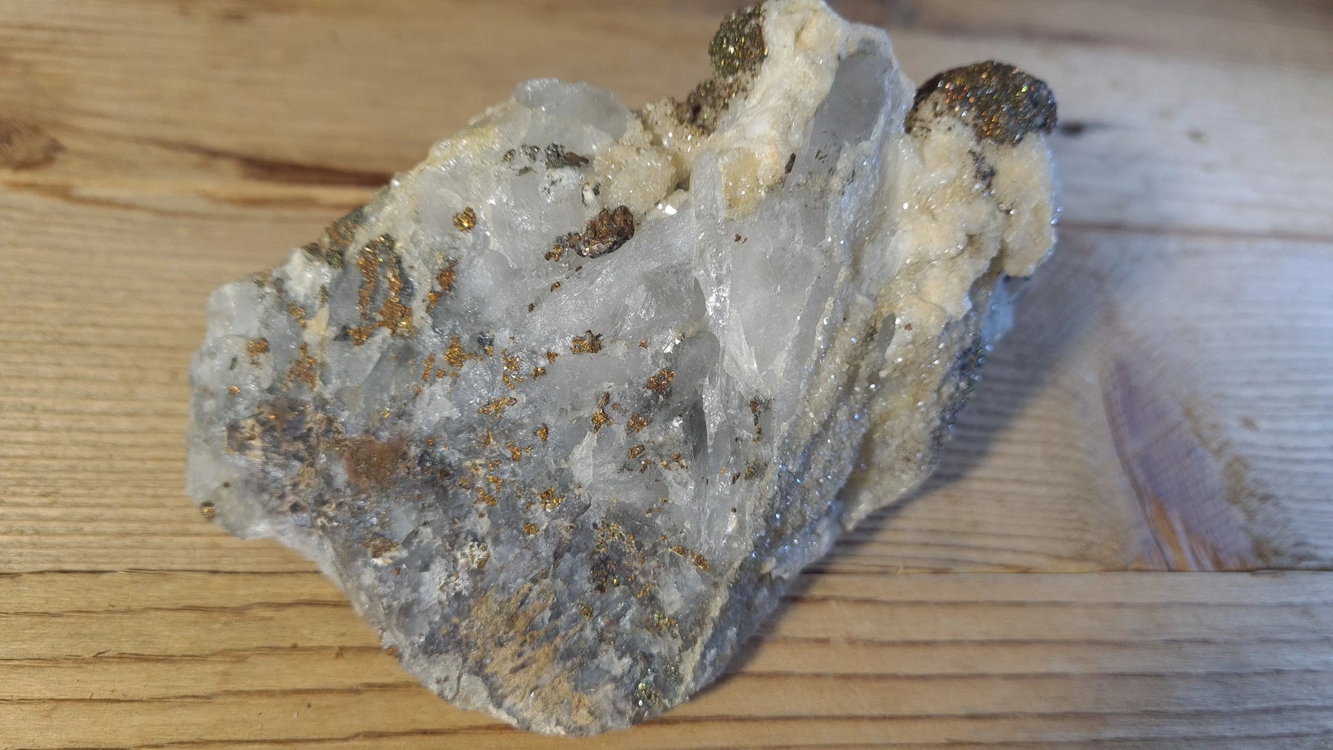 Amas de cristaux quartz, de calcite et de marcassite, 602g, 12x9cm Cristal Roche