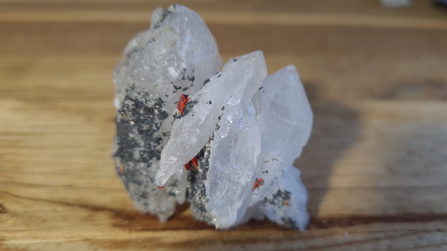 Amas de cristaux quartz, réalgar, arsenic, 94g, 7x5.5cm Cristal Roche