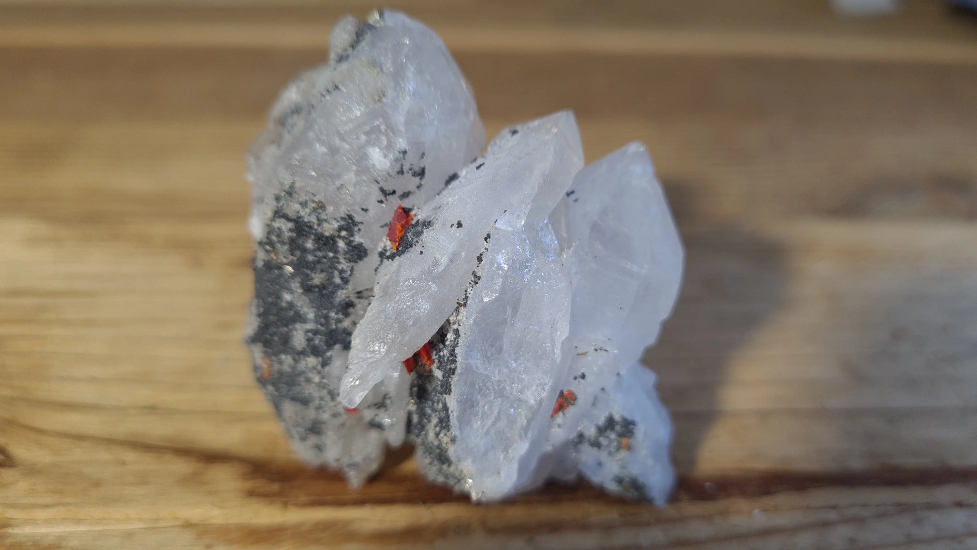 Amas de cristaux quartz, réalgar, arsenic, 94g, 7x5.5cm Cristal Roche