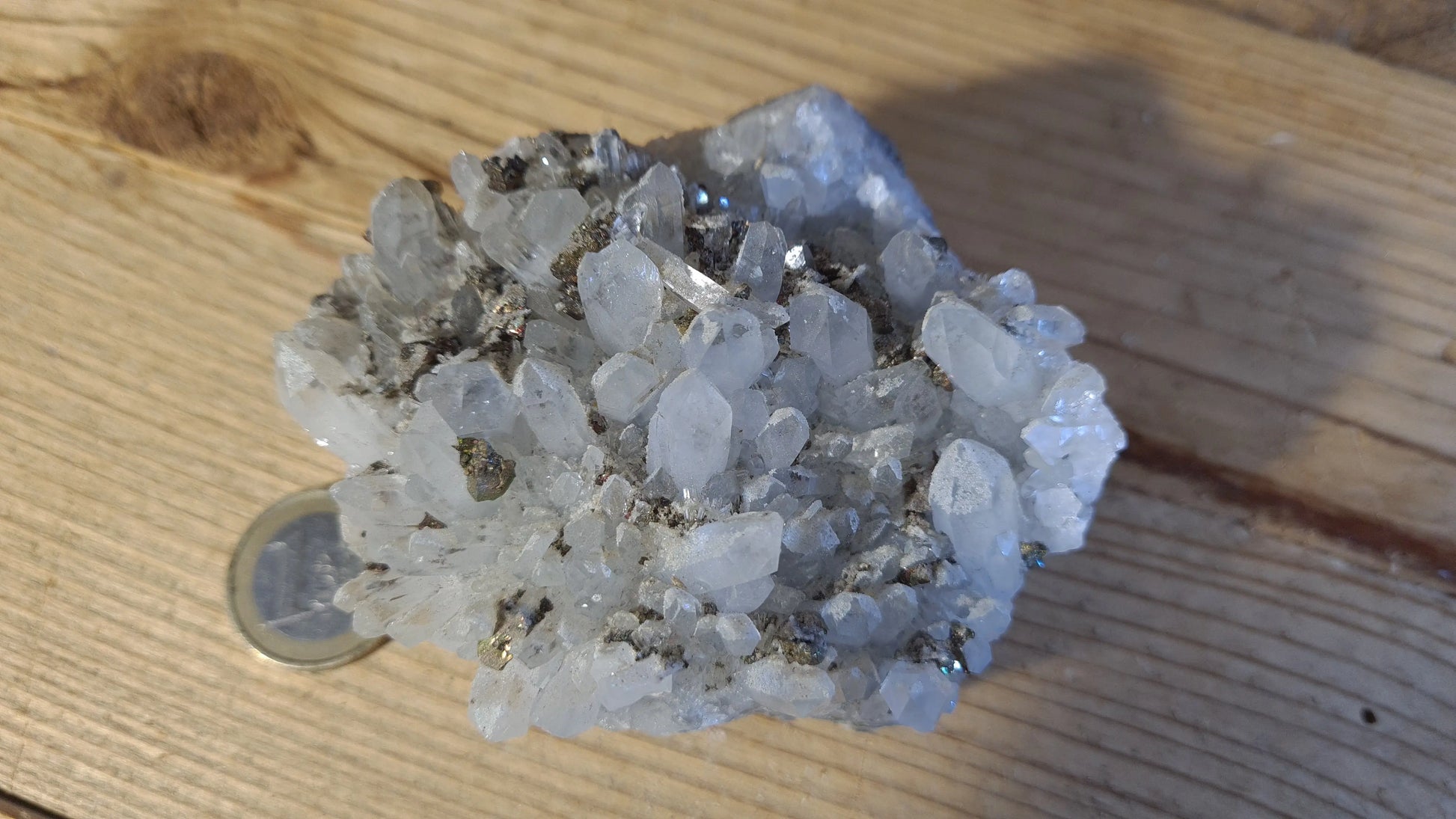Amas de cristaux quartz et pyrite, 380g, 9x7.5cm Cristal Roche