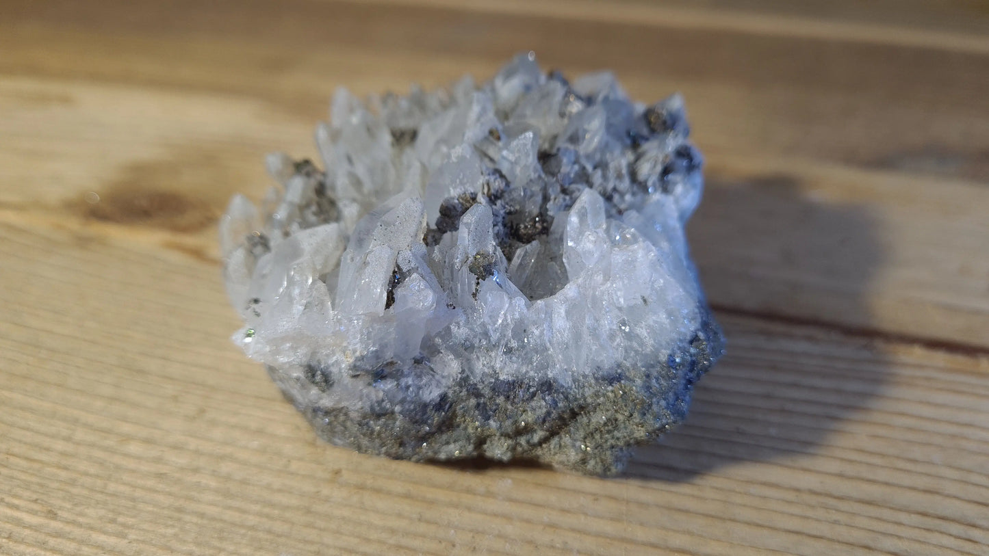 Amas de cristaux quartz et pyrite, 380g, 9x7.5cm Cristal Roche