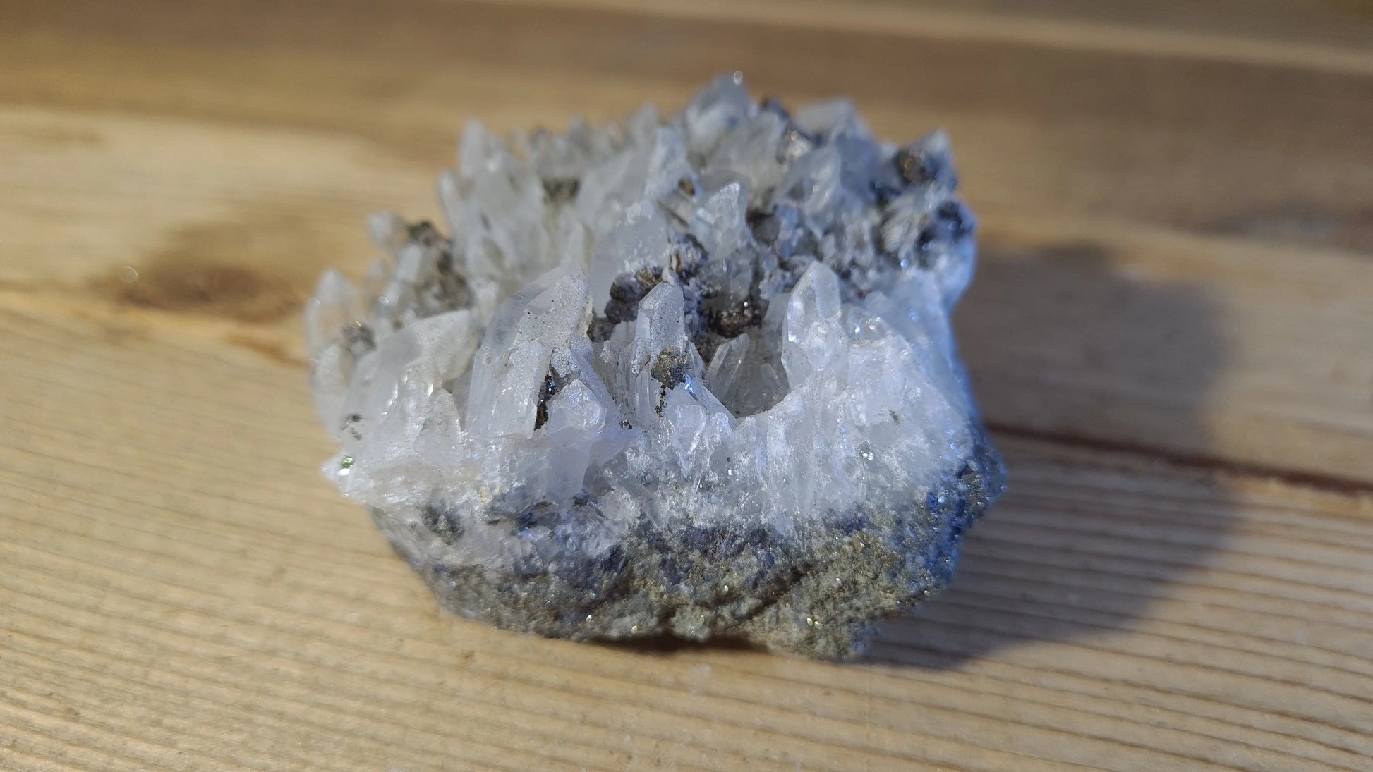 Amas de cristaux quartz et pyrite, 380g, 9x7.5cm Cristal Roche