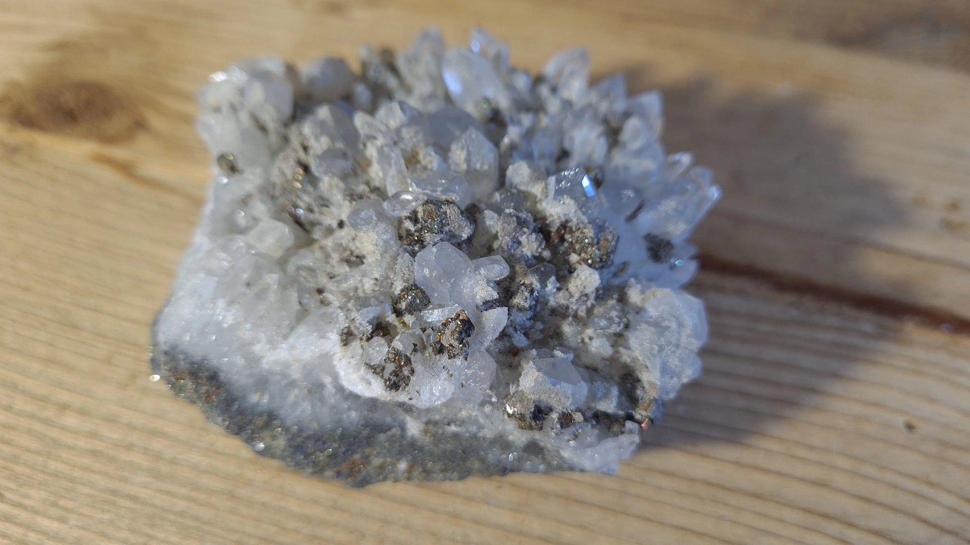 Amas de cristaux quartz et pyrite, 380g, 9x7.5cm Cristal Roche