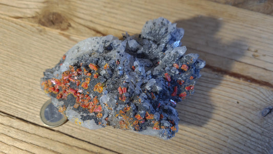 Amas de cristaux quartz, réalgar, 488g, 12x9.5cm Cristal Roche