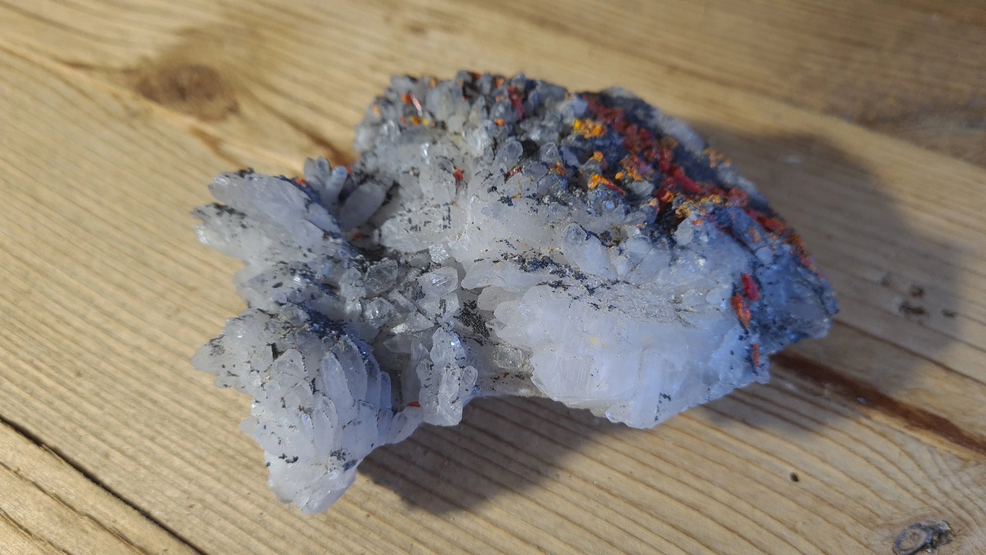 Amas de cristaux quartz, réalgar, 488g, 12x9.5cm Cristal Roche
