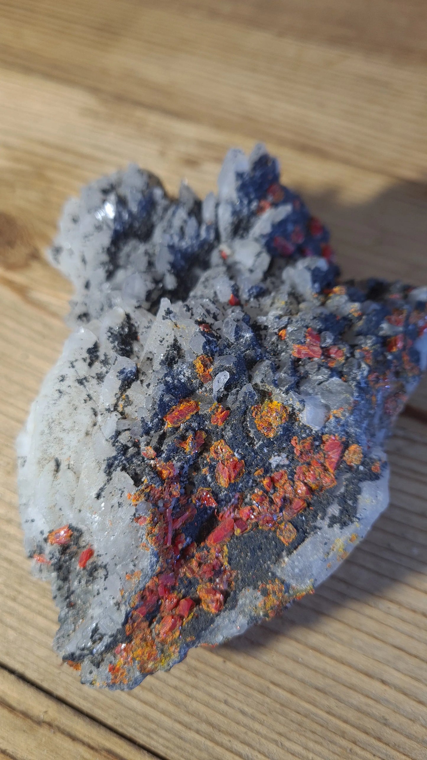 Amas de cristaux quartz, réalgar, 488g, 12x9.5cm Cristal Roche