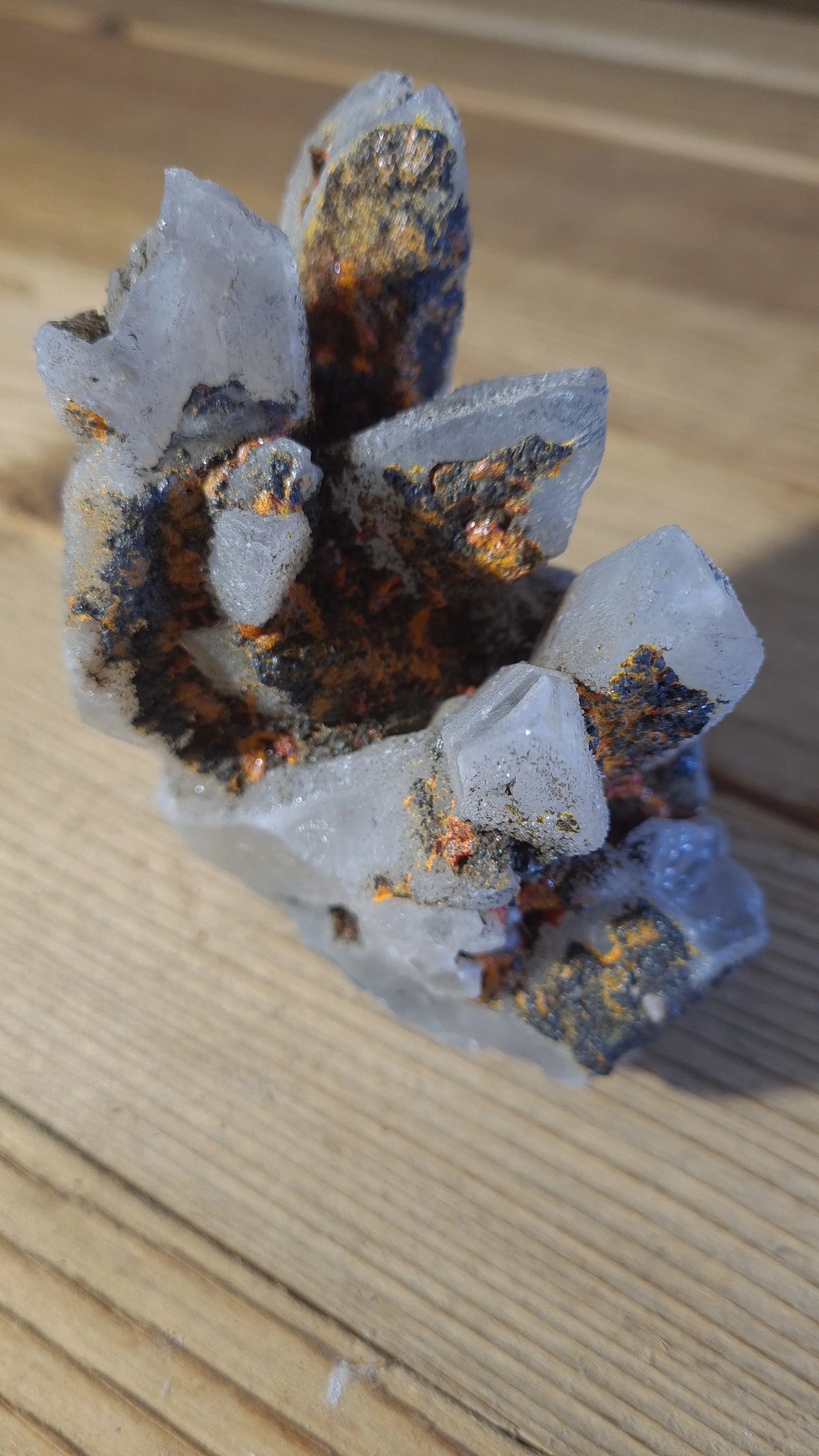 Amas de cristaux quartz, réalgar, 411g, 10x7.5cm Cristal Roche