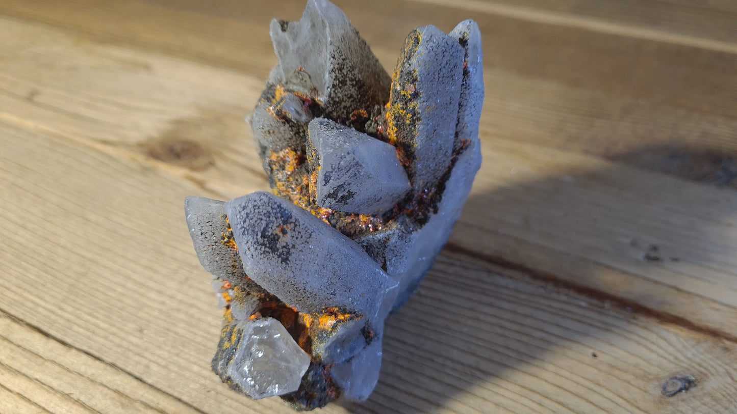 Amas de cristaux quartz, réalgar, 411g, 10x7.5cm Cristal Roche