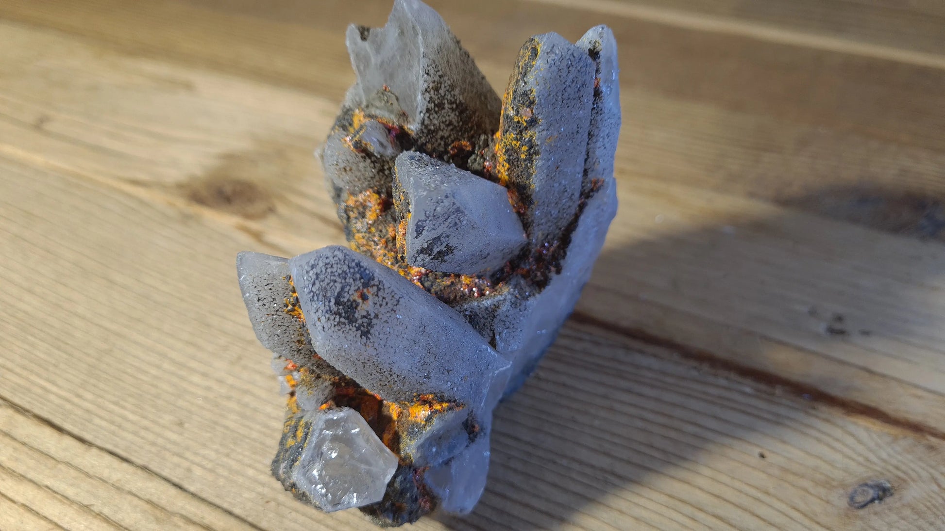 Amas de cristaux quartz, réalgar, 411g, 10x7.5cm Cristal Roche