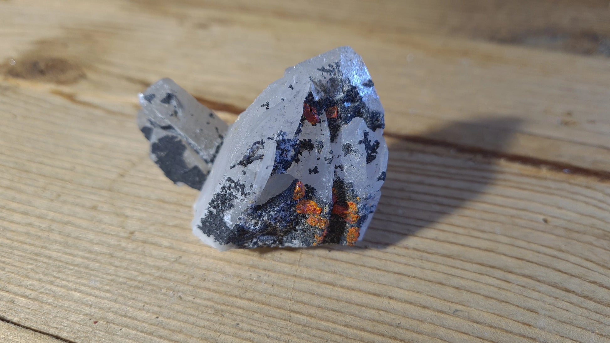 Amas de cristaux quartz, réalgar, arsenic, 81g, 6.5x3.5cm Cristal Roche