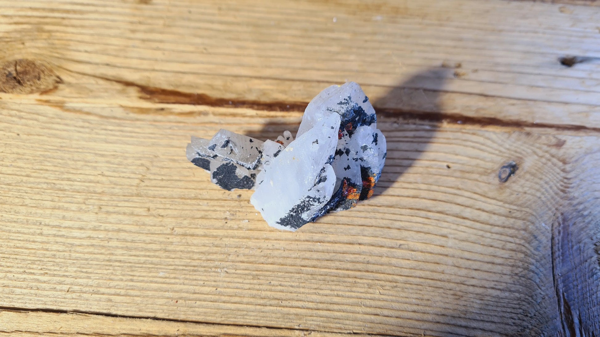 Amas de cristaux quartz, réalgar, arsenic, 81g, 6.5x3.5cm Cristal Roche