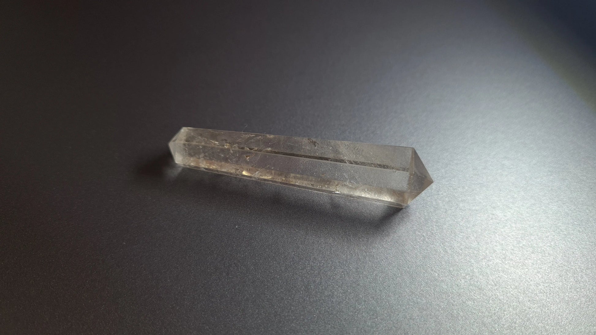 Cristal de quartz (fumé)- 6 facettes - 6.8 x 1.6 cm - 19.8 g Ma boutique
