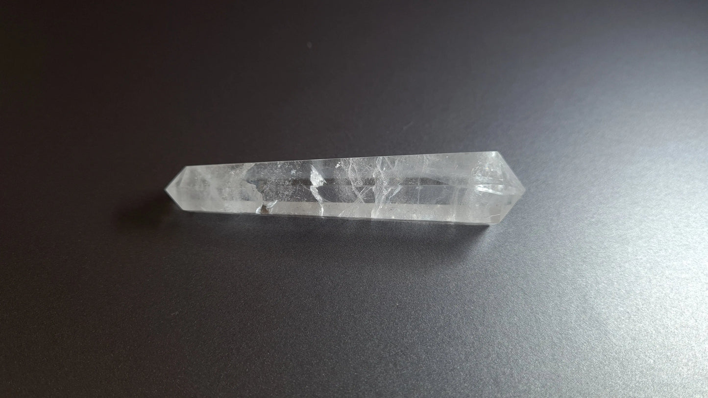 Cristal de quartz - 6 facettes - 7.7 x 1.7 cm - 24.6 g Ma boutique