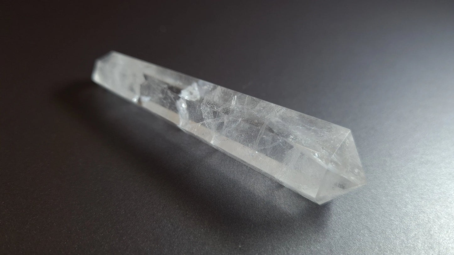Cristal de quartz - 6 facettes - 7.7 x 1.7 cm - 24.6 g Ma boutique
