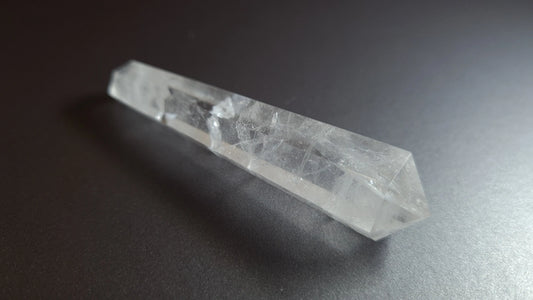 Cristal de quartz - 6 facettes - 7.7 x 1.7 cm - 24.6 g Ma boutique