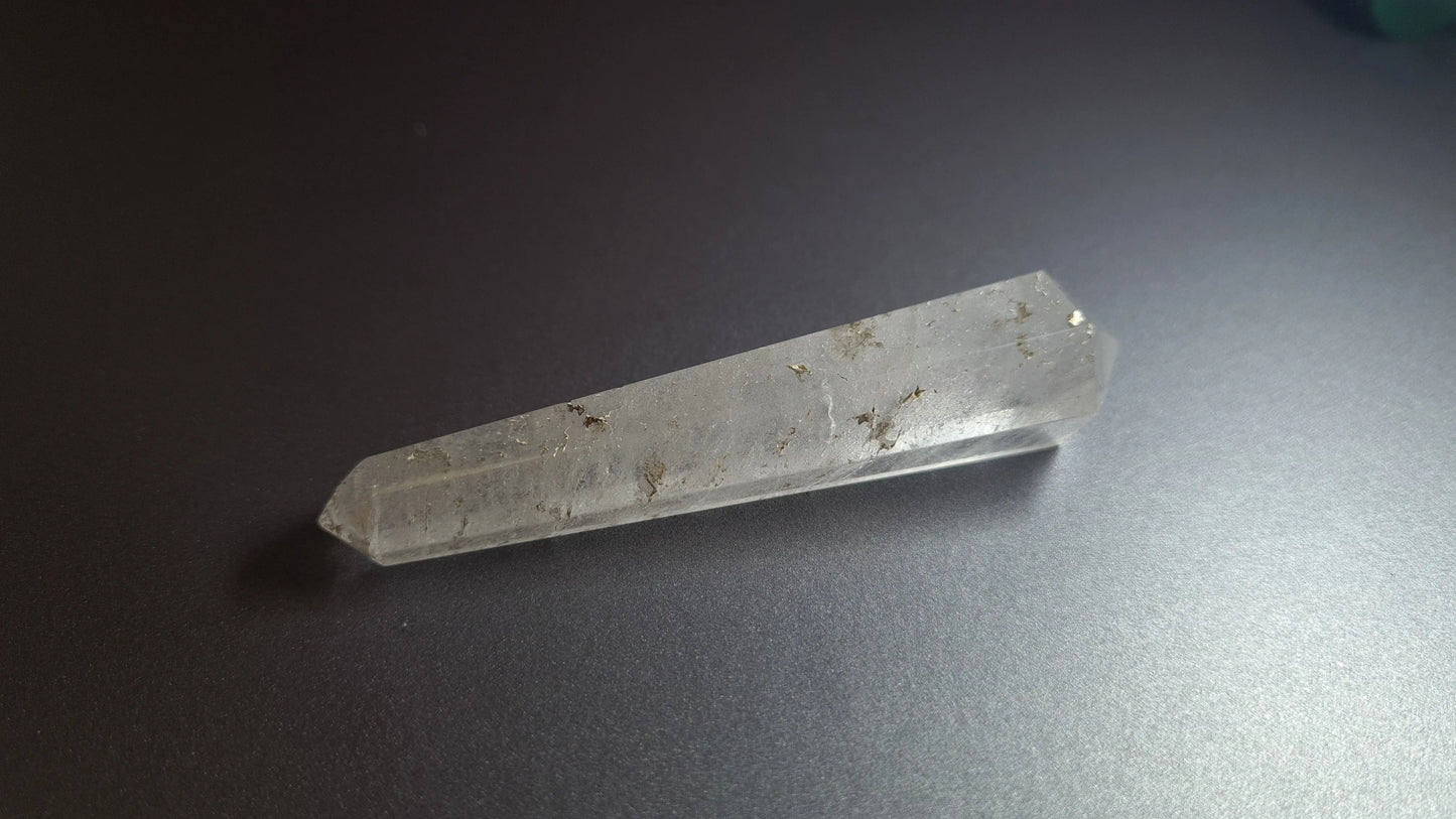 Cristal de quartz - 6 facettes - 8.3 x 1.9 cm - 30.2 g Ma boutique