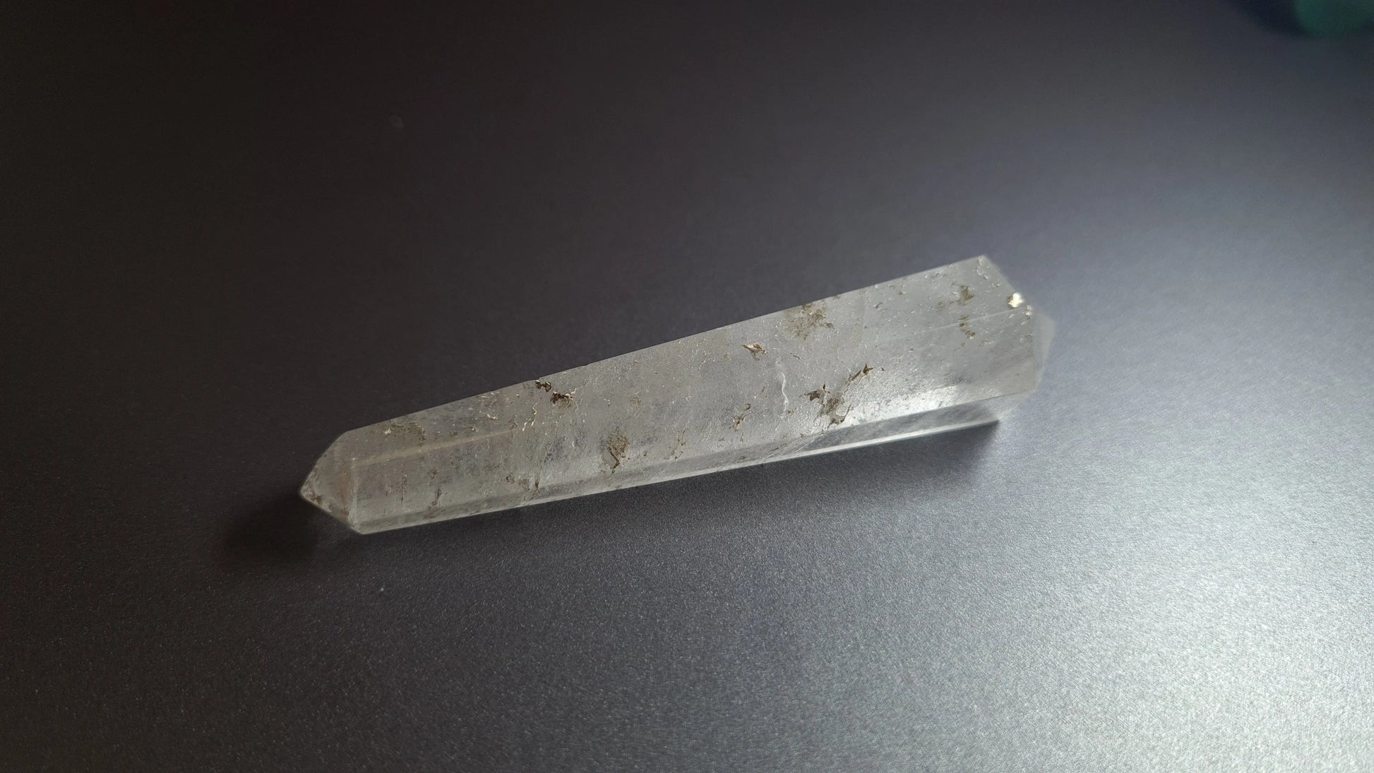 Cristal de quartz - 6 facettes - 8.3 x 1.9 cm - 30.2 g Ma boutique