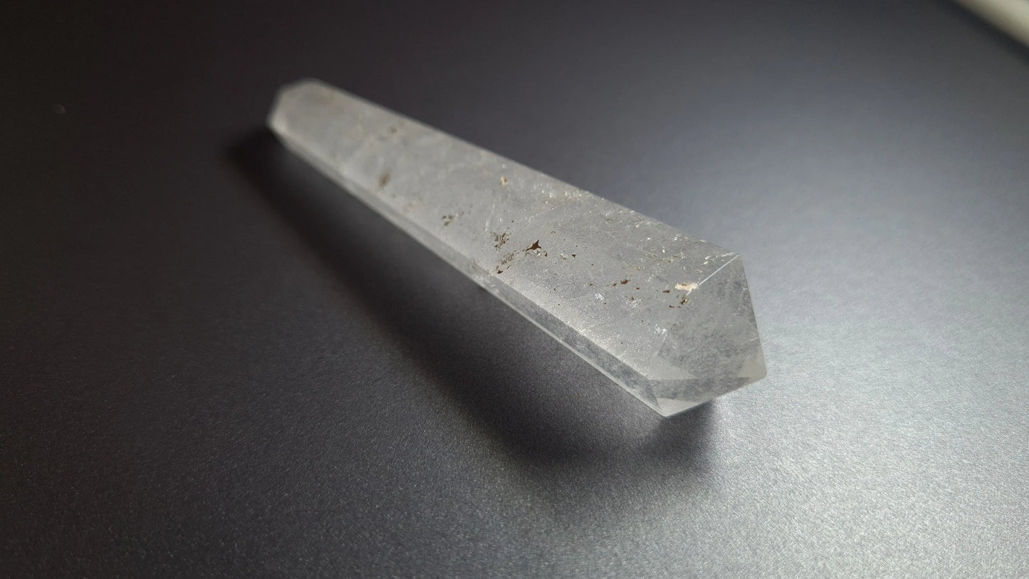Cristal de quartz - 6 facettes - 8.3 x 1.9 cm - 30.2 g Ma boutique