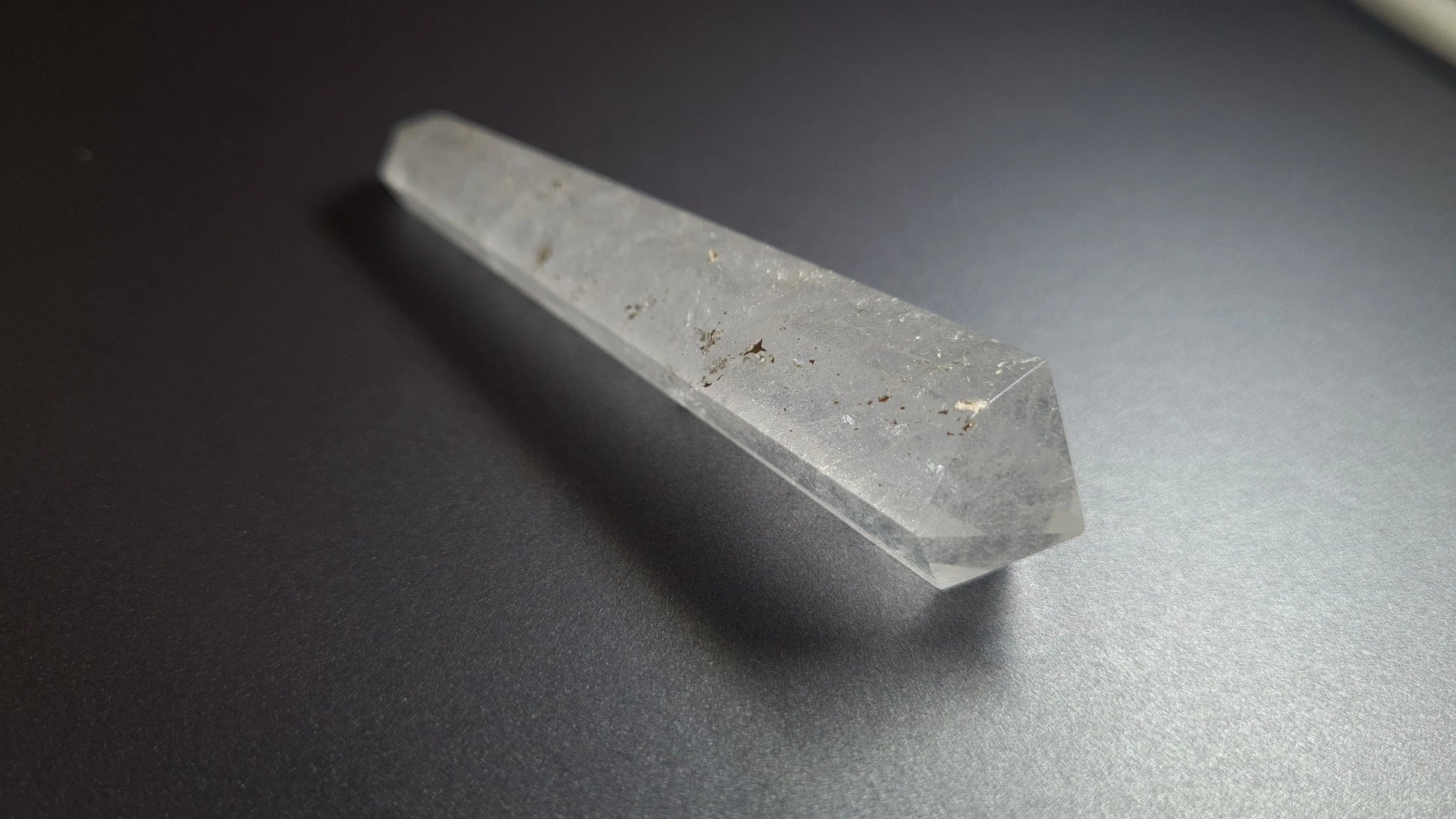 Cristal de quartz - 6 facettes - 8.3 x 1.9 cm - 30.2 g Ma boutique